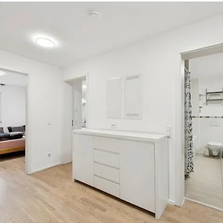 For Business, Families, By Messe Munich Icm, Direct Metro 15 Min To Citycenter, Oktoberfest, 2-bedroom Full 2-bathroom, Free Parking, Balcony Apartment Feldkirchen (Upper Bavaria)