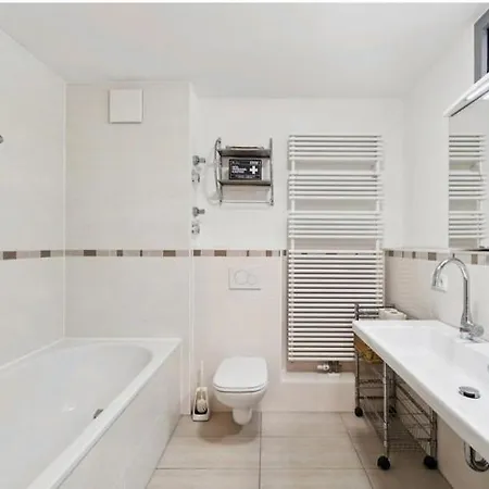 For Business, Families, By Messe Munich Icm, Direct Metro 15 Min To Citycenter, Oktoberfest, 2-bedroom Full 2-bathroom, Free Parking, Balcony *